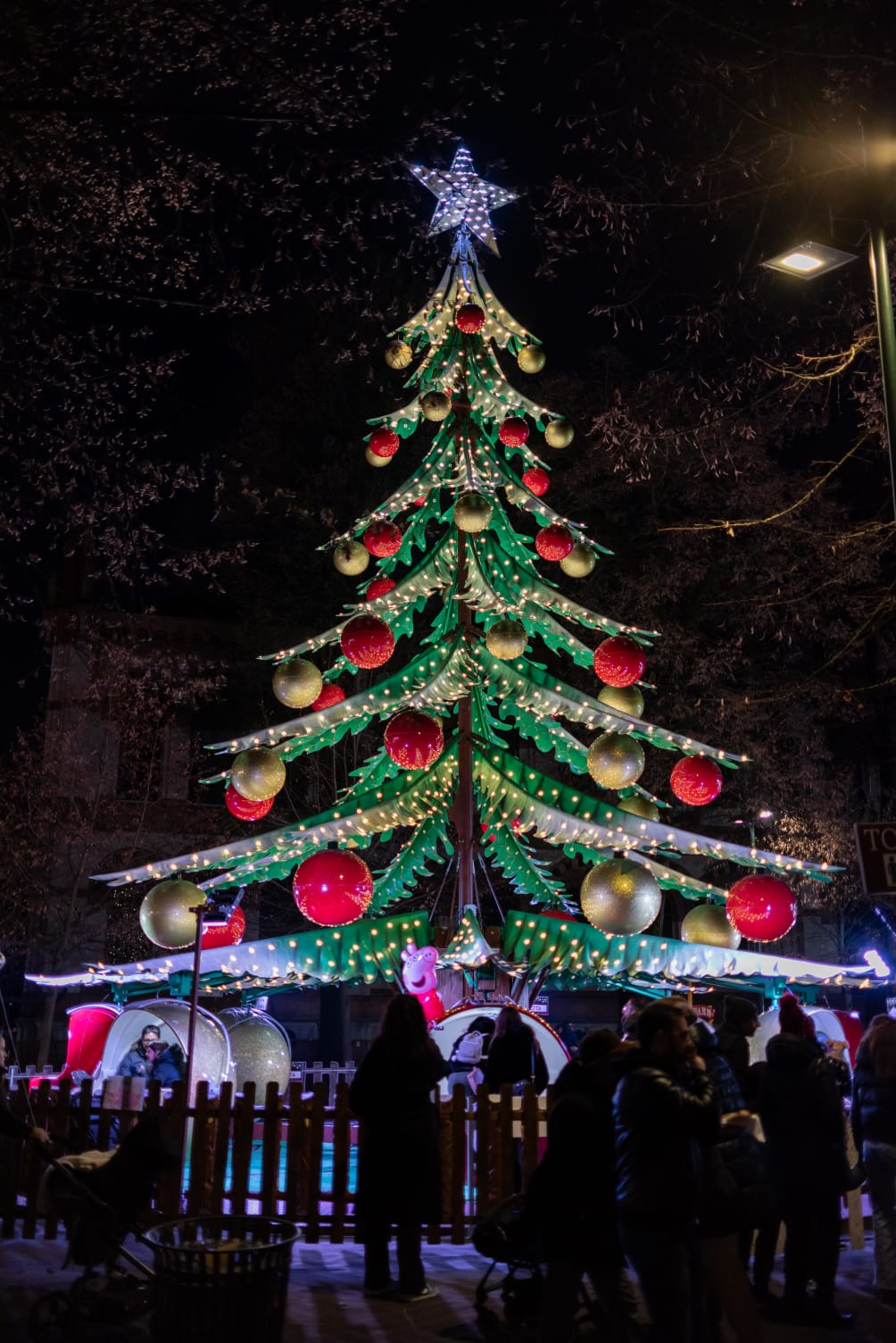 Il Magico Albero di Natale al Villaggio delle Meraviglie